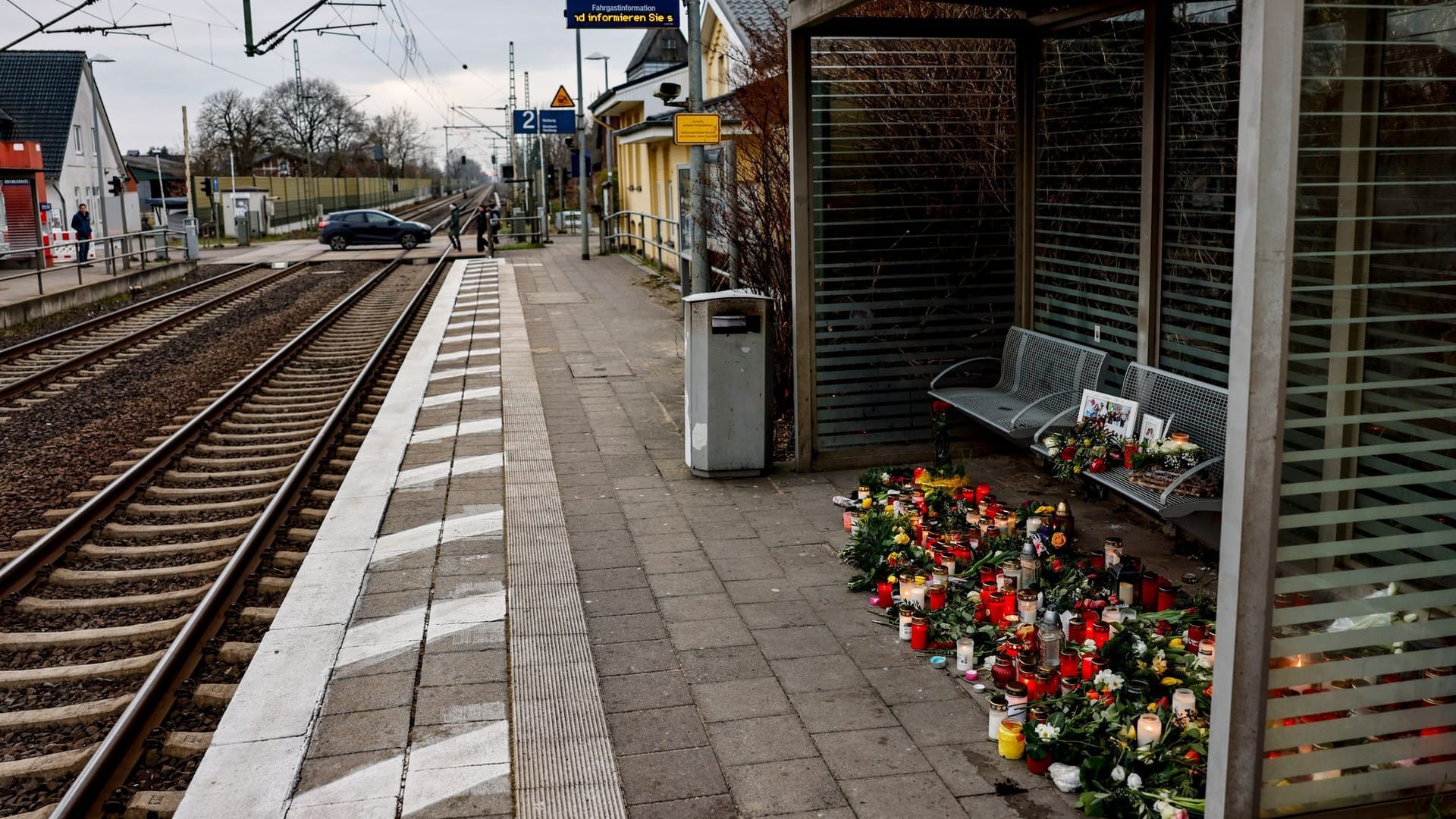 Blumen und Kerzen am Bahnhof in Brokstedt (Archivbild): Der mutmaßliche Messerstecher will sein Schweigen brechen.