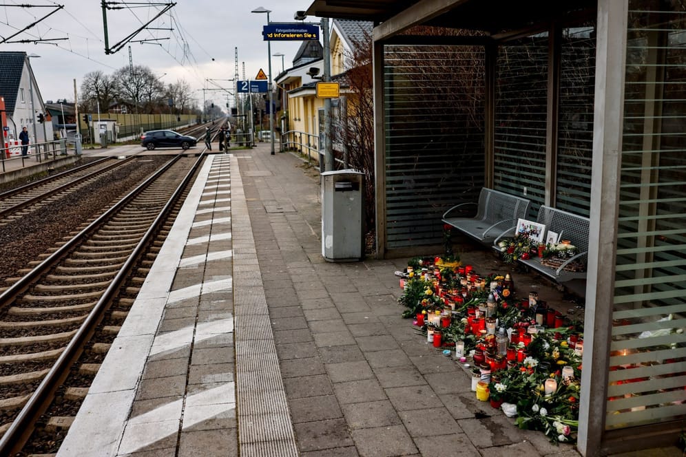 Blumen und Kerzen am Bahnhof in Brokstedt (Archivbild): Der mutmaßliche Messerstecher will sein Schweigen brechen.
