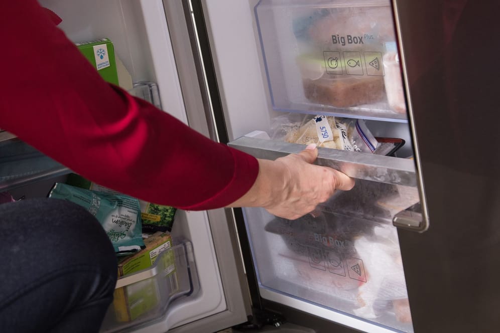 Kein Grund zur Panik: Kühl- und Gefrierschrank halten selbst bei einem Stromausfall Lebensmittel noch eine ganz Zeit lang kühl oder gar gefroren.