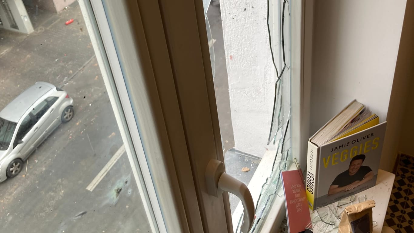 Zerschossenes Fenster in einer Wohnung in Neukölln: