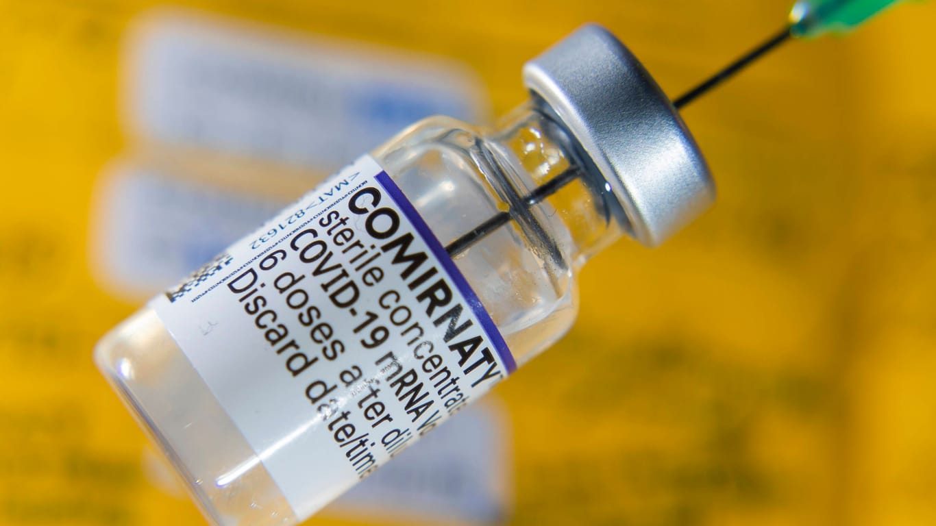 Eine Spritze wird mit einem mRNA-Impfstoff aufgezogen (Symbolbild): Die AfD fordert eine bessere Erfassung von Impfschäden und Nebenwirkungen.