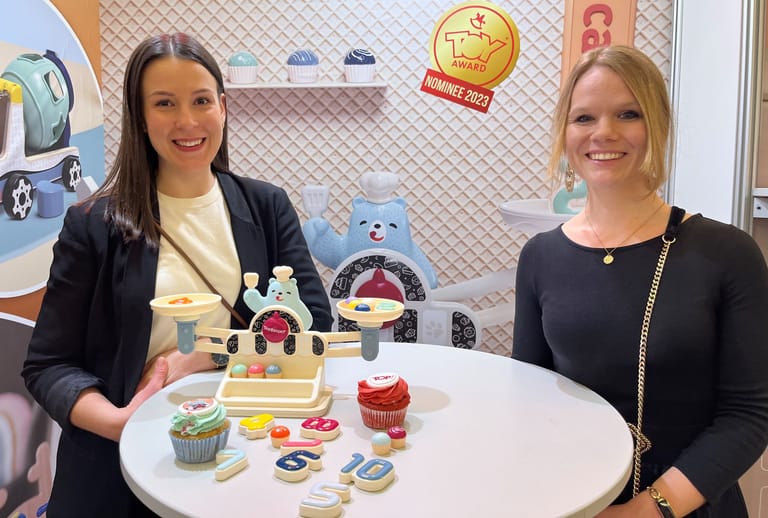 Martina Ganzbuhl (rechts) und Sabrina Lippmann von Topbright setzen auf genderneutrales Spielzeug.