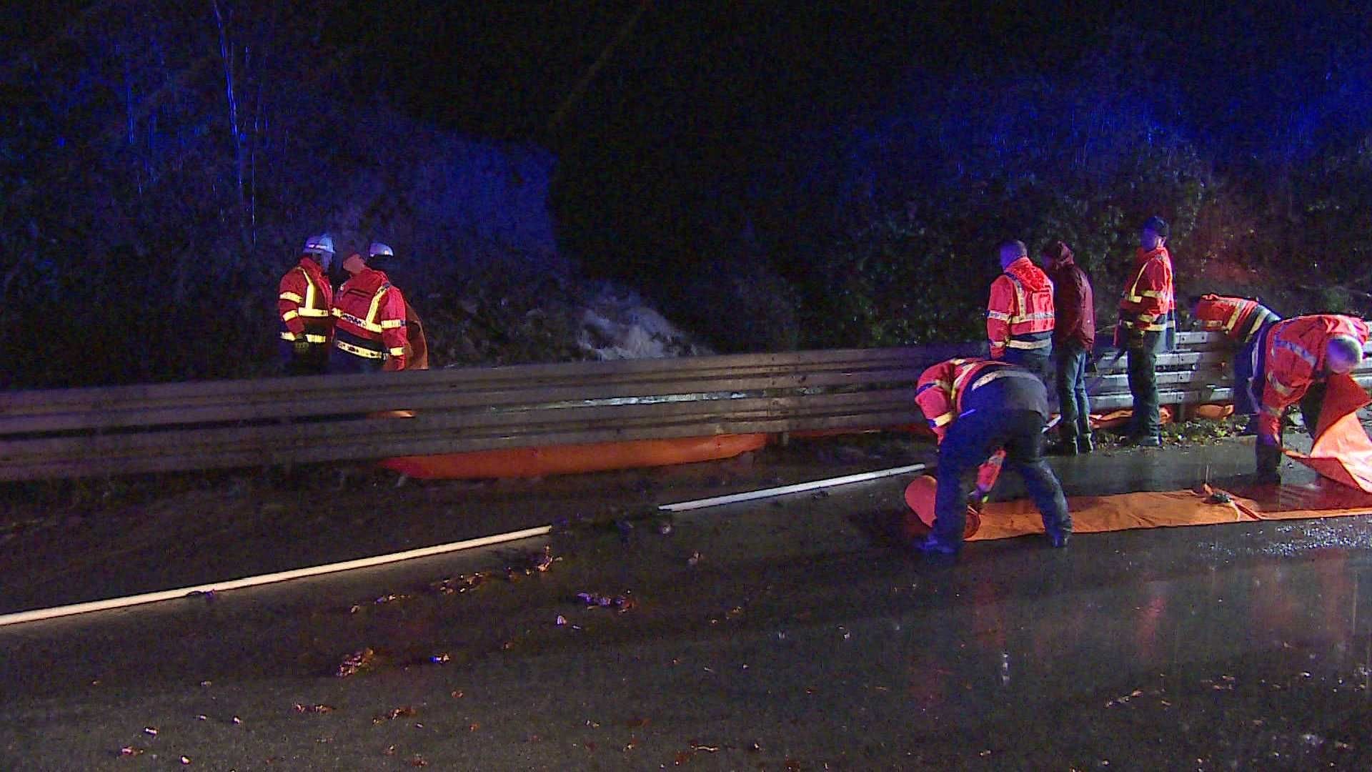 In Hagen errichteten Einsatzkräfte der Feuerwehr Wassersperren.