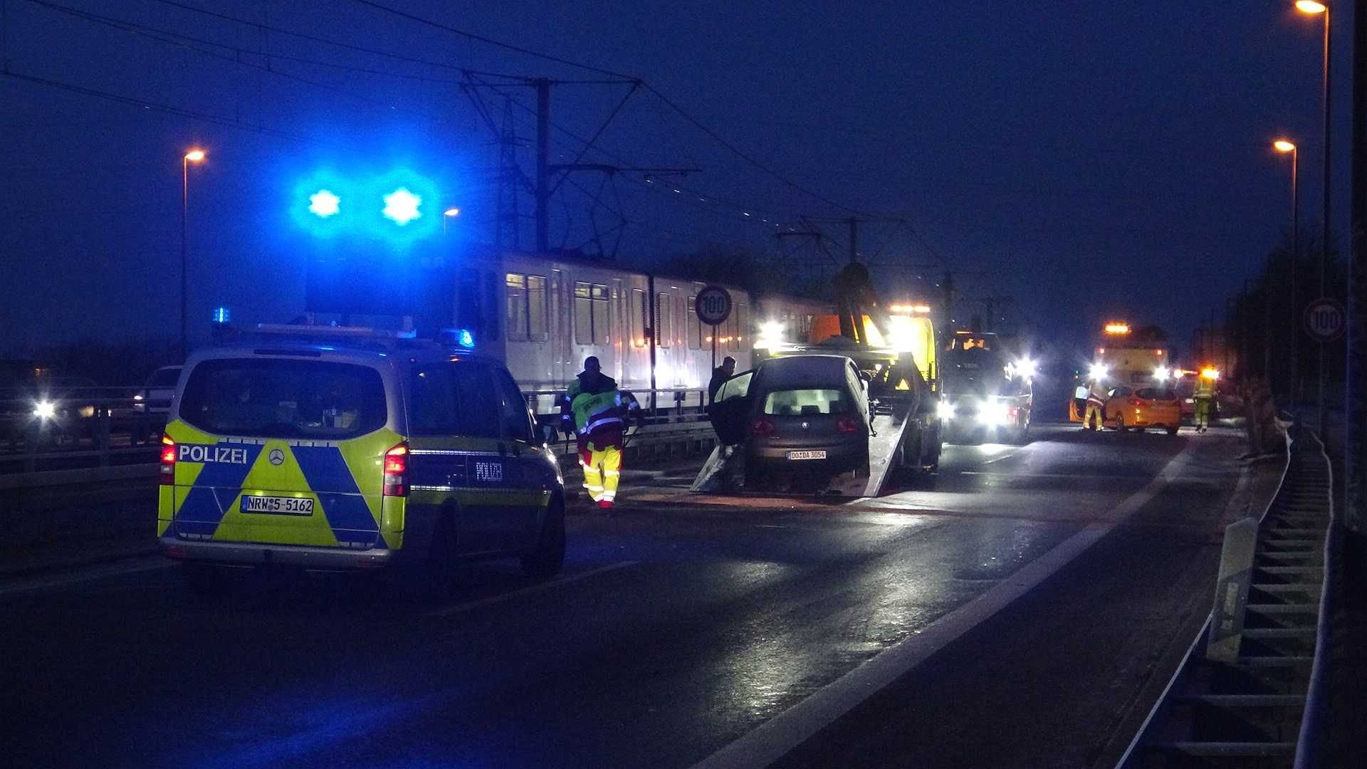 Die Polizei sperrte die Schnellstraße am Hafen ab: Die verunfallten Fahrzeuge wurden abtransportiert. Die Polizei sperrte die Schnellstraße am Hafen ab: Die verunfallten Fahrzeuge wurden abtransportiert.