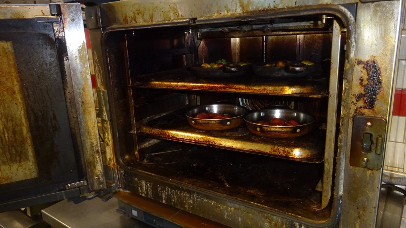 Ein stark verschmutzter Ofen: Auch dieser wurde in einem Betrieb vorgefunden.