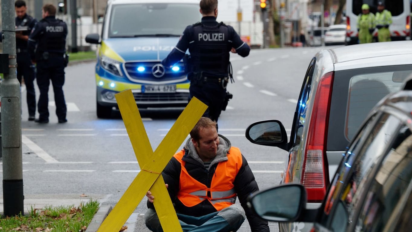 Kölner Innenstadt: Aktivisten der "Letzte Generation" blockieren eine Straße.