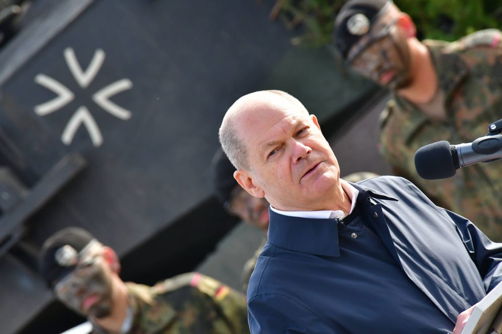 Bundeskanzler Olaf Scholz besucht die Bundeswehr, im Hintergrund ein Leopard 2-Panzer (Archivbild).