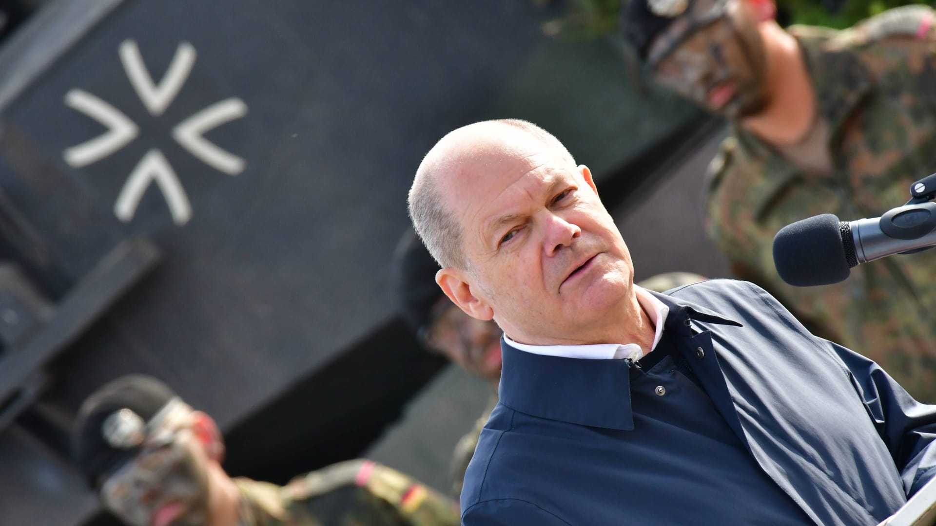 Bundeskanzler Olaf Scholz besucht die Bundeswehr, im Hintergrund ein Leopard 2-Panzer (Archivbild).