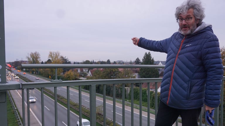 Theobald Fuchs auf einer Brücke über der Stadtautobahn Nürnberg: Der 53-Jährige hat einen Verein gegründet, der sich für eine Wasserstraße statt der jetzigen Autobahn einsetzt.