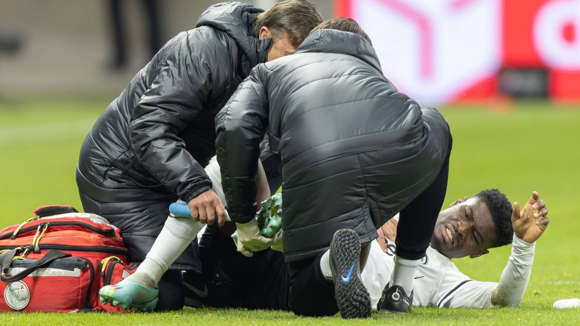 Frankfurts Ebimbe wird im Spiel gegen Schalke 04 behandelt. Danach ging es nicht mehr weiter für den SGE-Spieler. Frankfurts Ebimbe wird im Spiel gegen Schalke 04 behandelt. Danach ging es nicht mehr weiter für den SGE-Spieler.