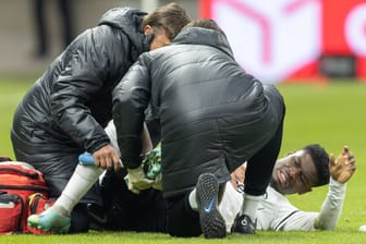Frankfurts Ebimbe wird im Spiel gegen Schalke 04 behandelt. Danach ging es nicht mehr weiter für den SGE-Spieler.
