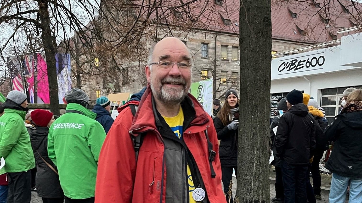 Achim Scheidl vor der Verhandlung bei der Mahnwache der Aktivisten-Gruppierungen.