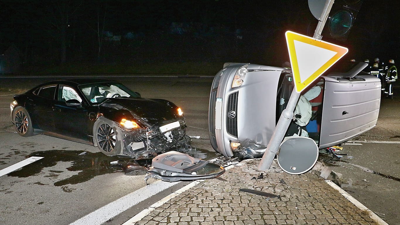 Schwerer Unfall bei Möglingen: Durch die Wucht des Aufpralls wurde der VW Caddy auf die Seite geworfen.