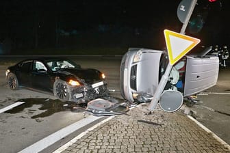 Schwerer Unfall bei Möglingen: Durch die Wucht des Aufpralls wurde der VW Caddy auf die Seite geworfen.