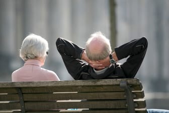 Rentner auf einer Bank (Symbolbild): Im Sommer 2023 steigen die Renten.