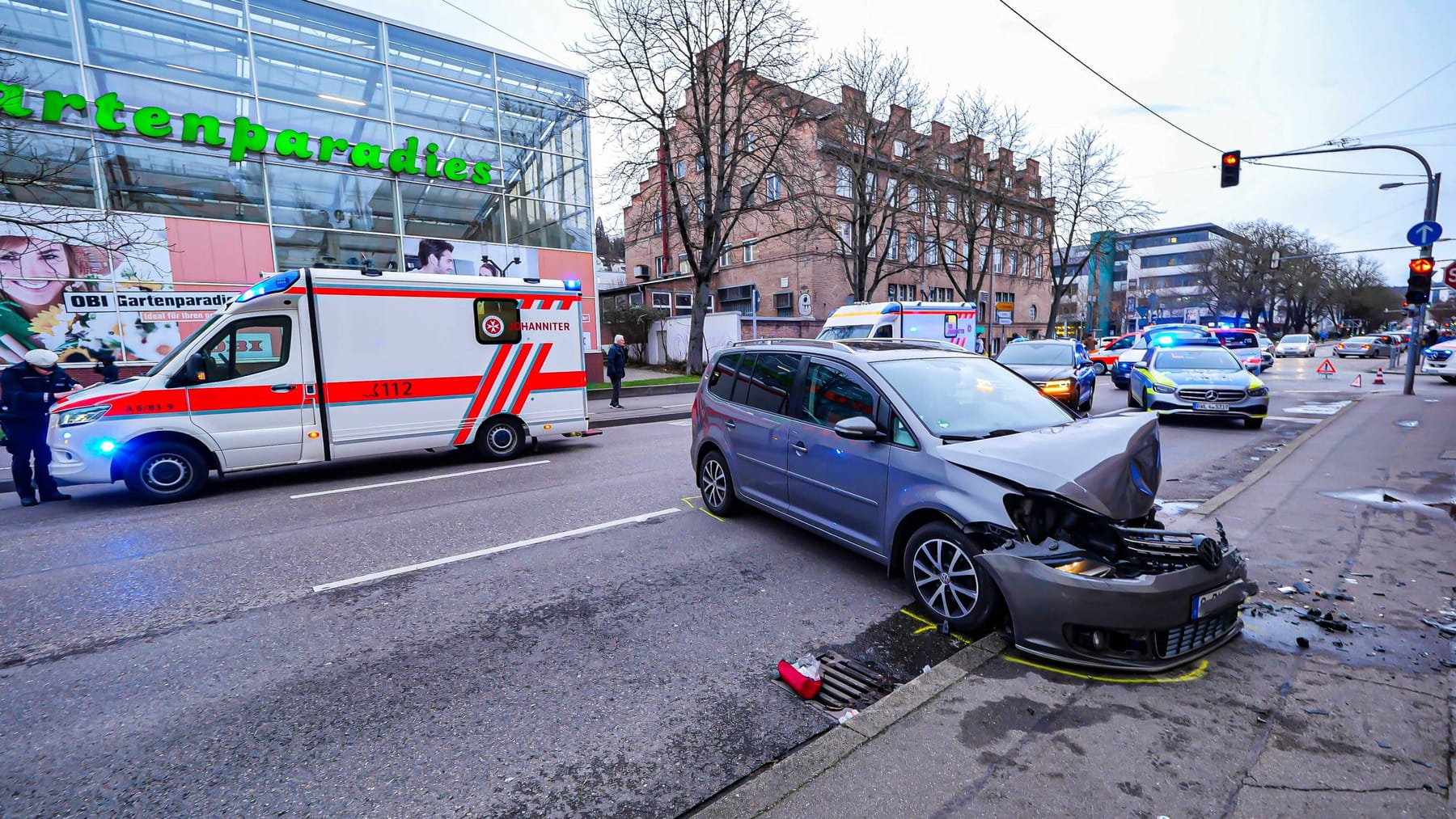 Unfall In Stuttgart: Auto Knallt Gegen Haus – Kind Schwer Verletzt