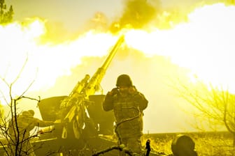 Ukrainischer Beschuss: Aus der Spezialeinheit Rusitsch von Neonazis kommt die Warnung, die Ukraine würde bei der Artillerie die Oberhand gewinnen – und die sei existenziell für Russlands Erfolge.