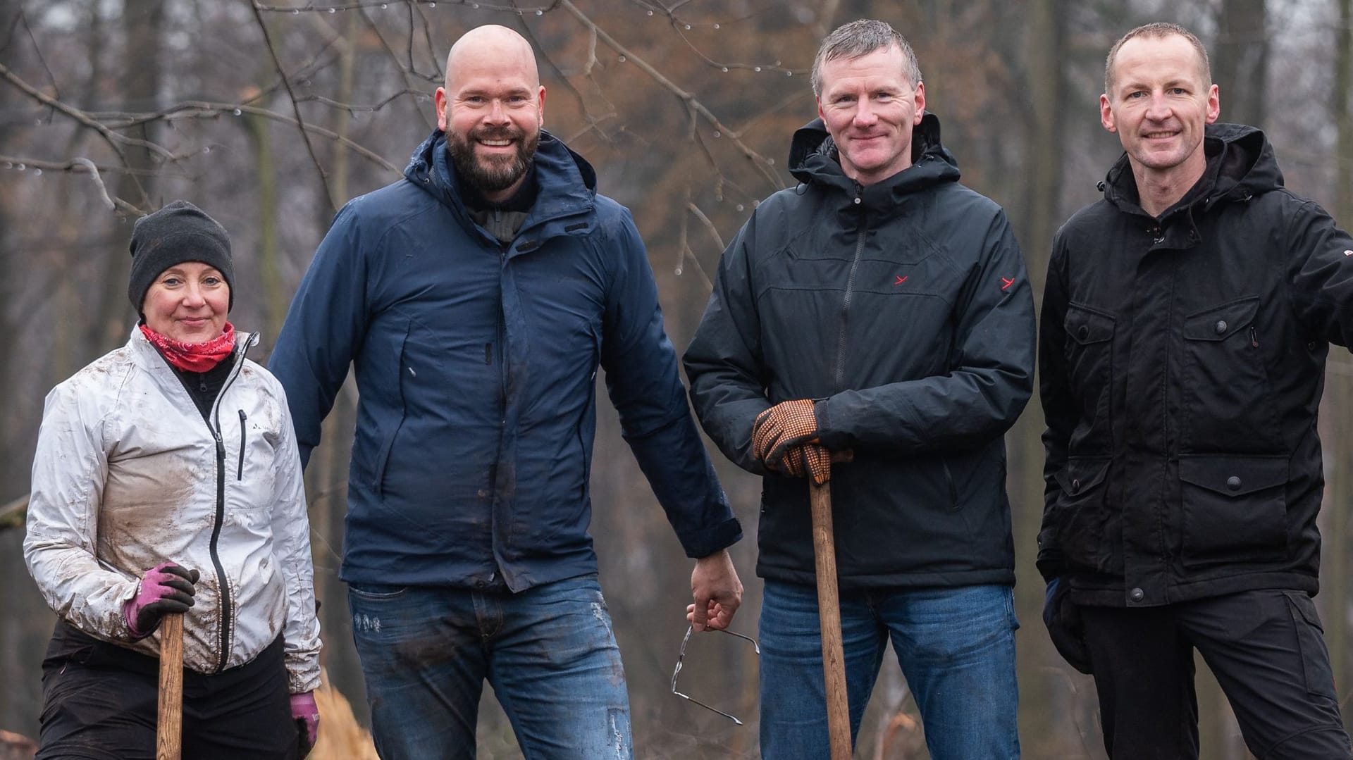 Melanier Seegers, Dennis Fleer, Christian Fleer, Karsten Trapp: Ehepaar Fleer und ihre Trauzeugen bei der Pflanzaktion.