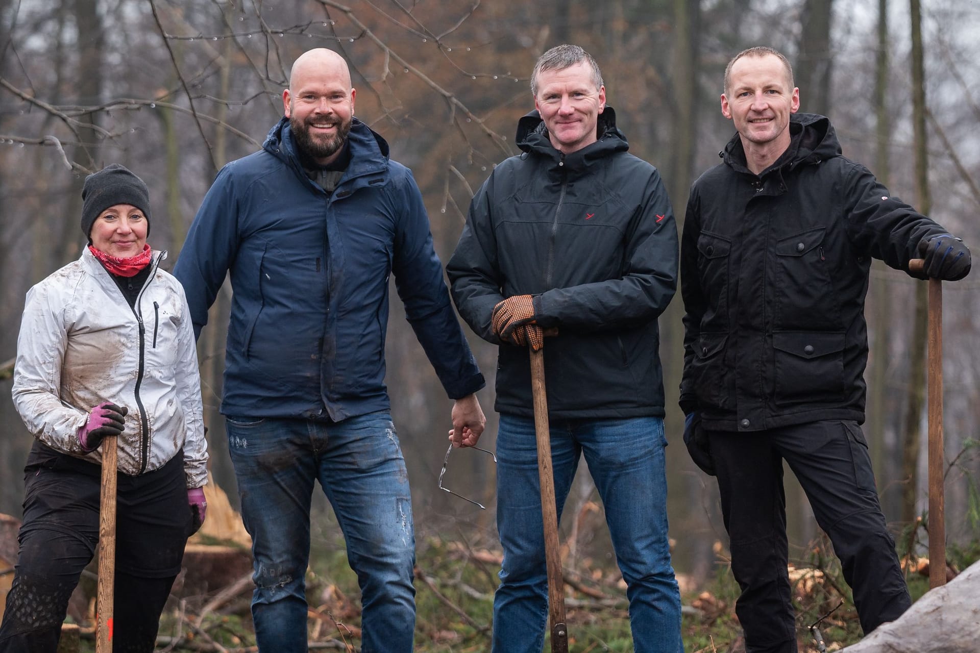 Melanier Seegers, Dennis Fleer, Christian Fleer, Karsten Trapp: Ehepaar Fleer und ihre Trauzeugen bei der Pflanzaktion.