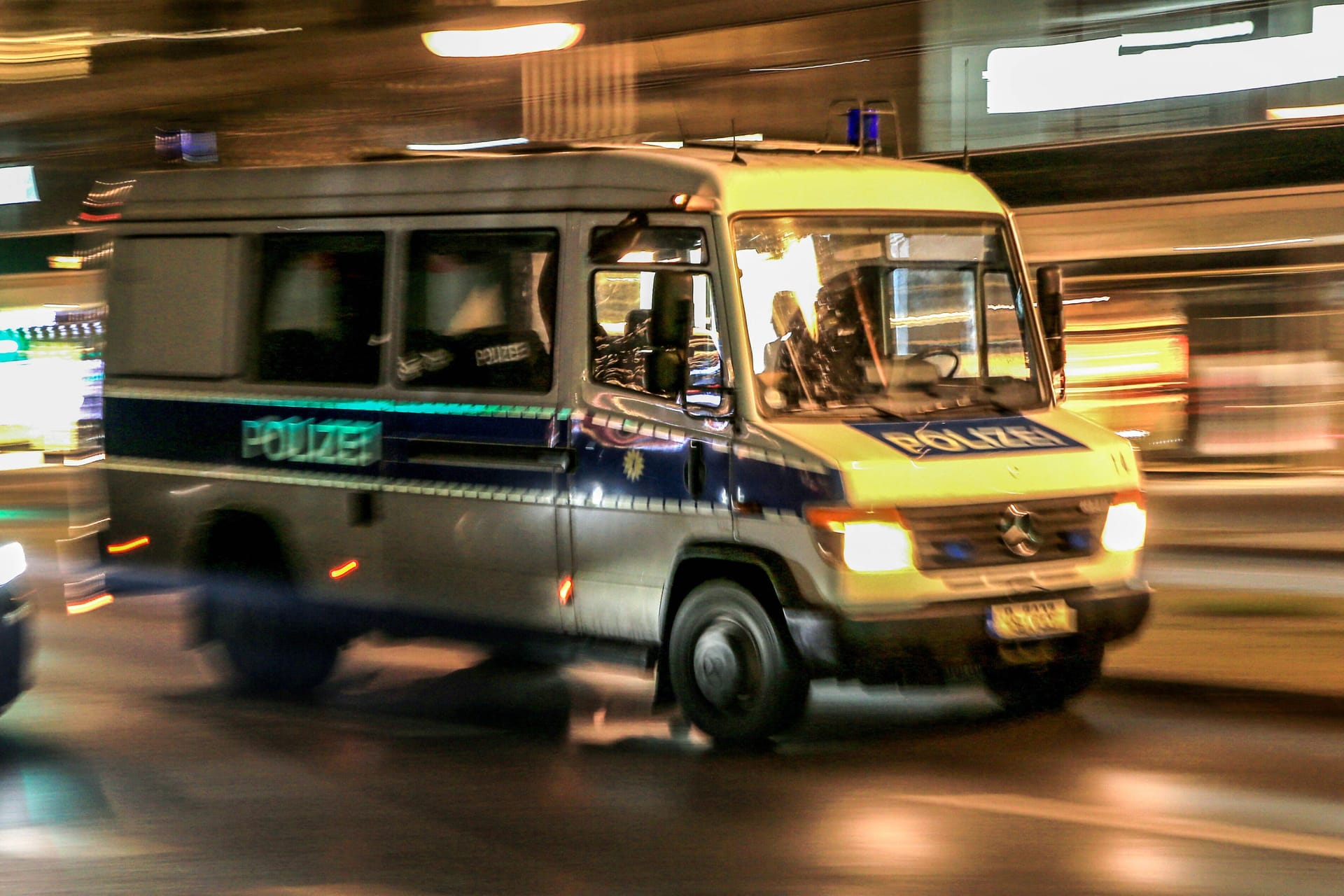 Wagen der Polizei fährt durch Berlin: In der Hauptstadt wurden Polizei und Feuerwehr in der Silvesternacht zu fast 4.000 Einsätzen gerufen.