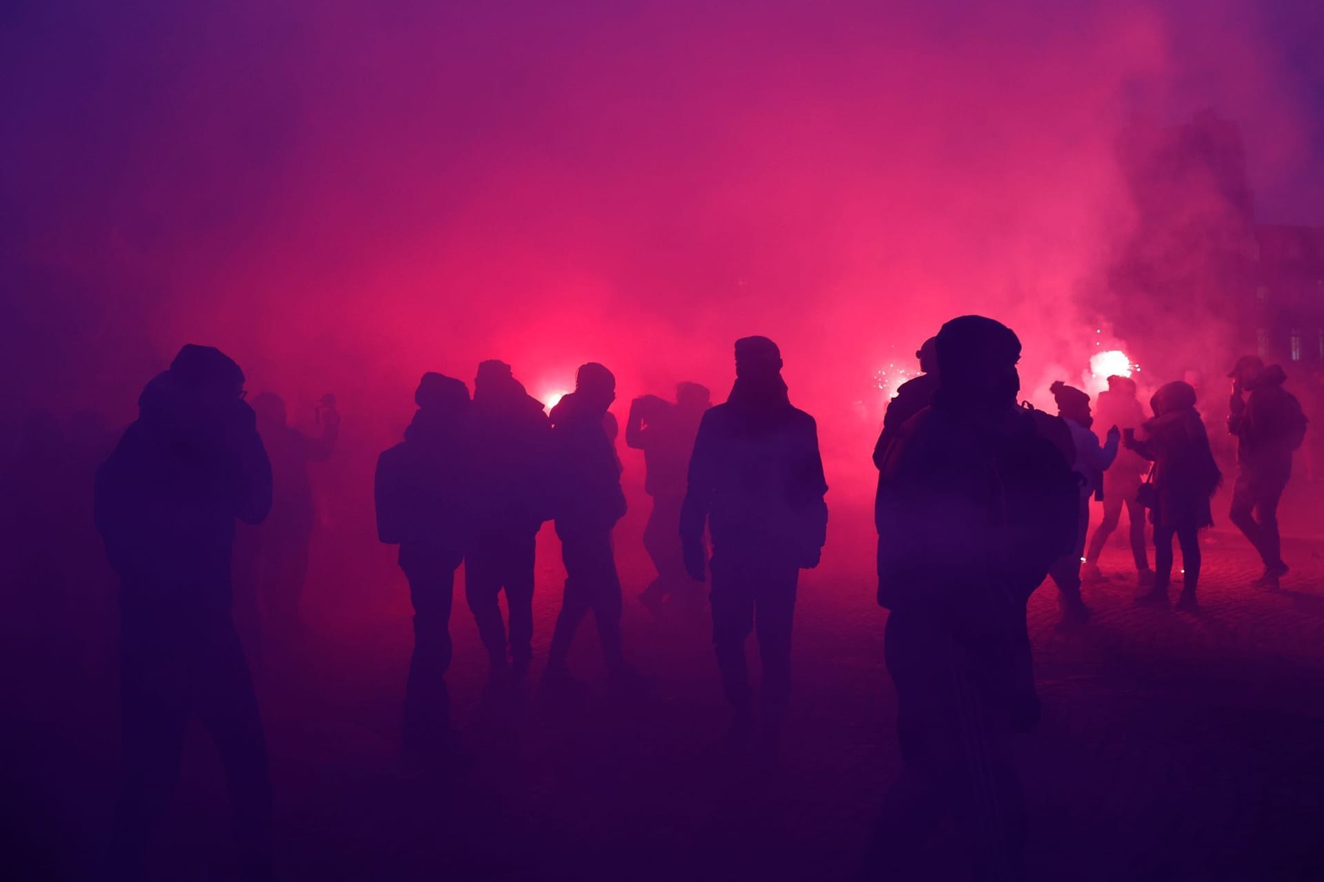 Demonstranten protestieren in Paris gegen die Reformpläne der Regierung.