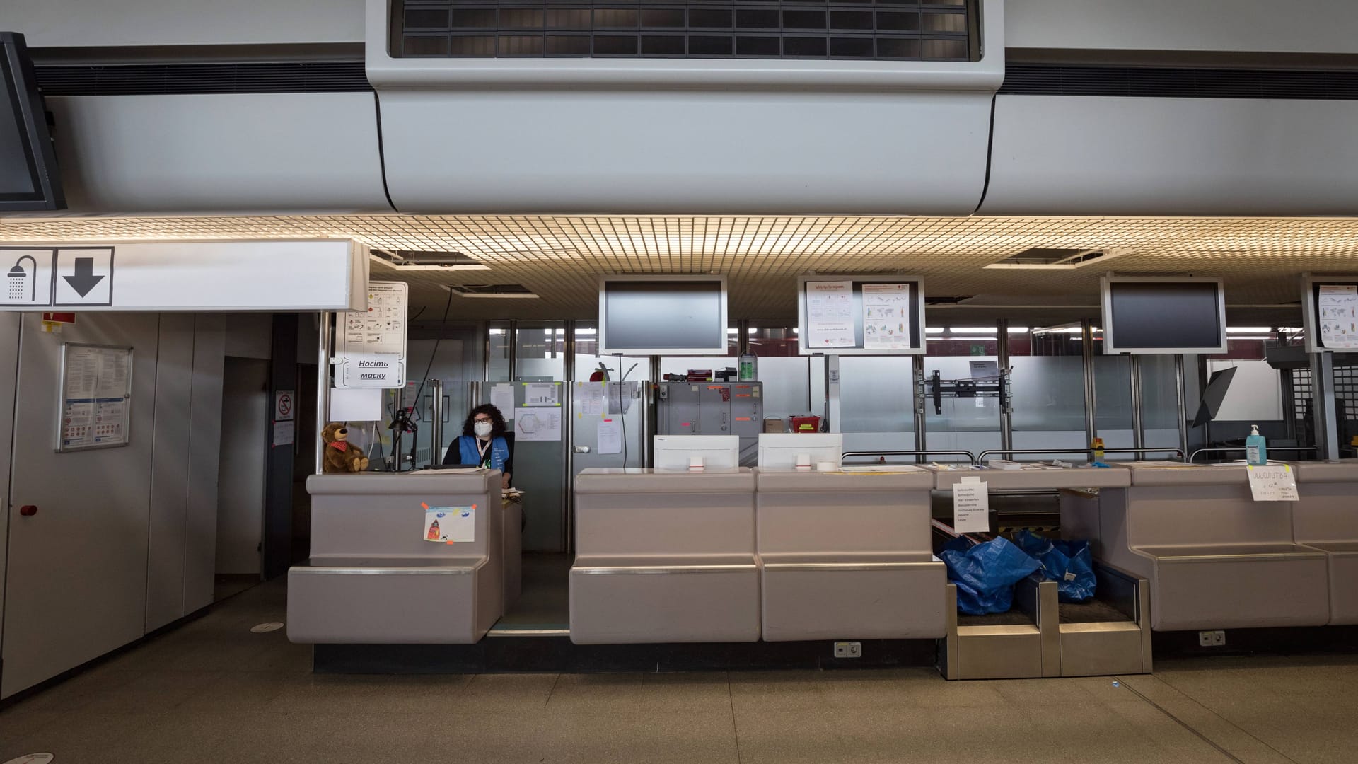 Check-In-Schalter im ehemaligen Flughafen Tegel (Archivbild vom März): In Terminal C werden diese nun für den Check-In der Geflüchteten genutzt.