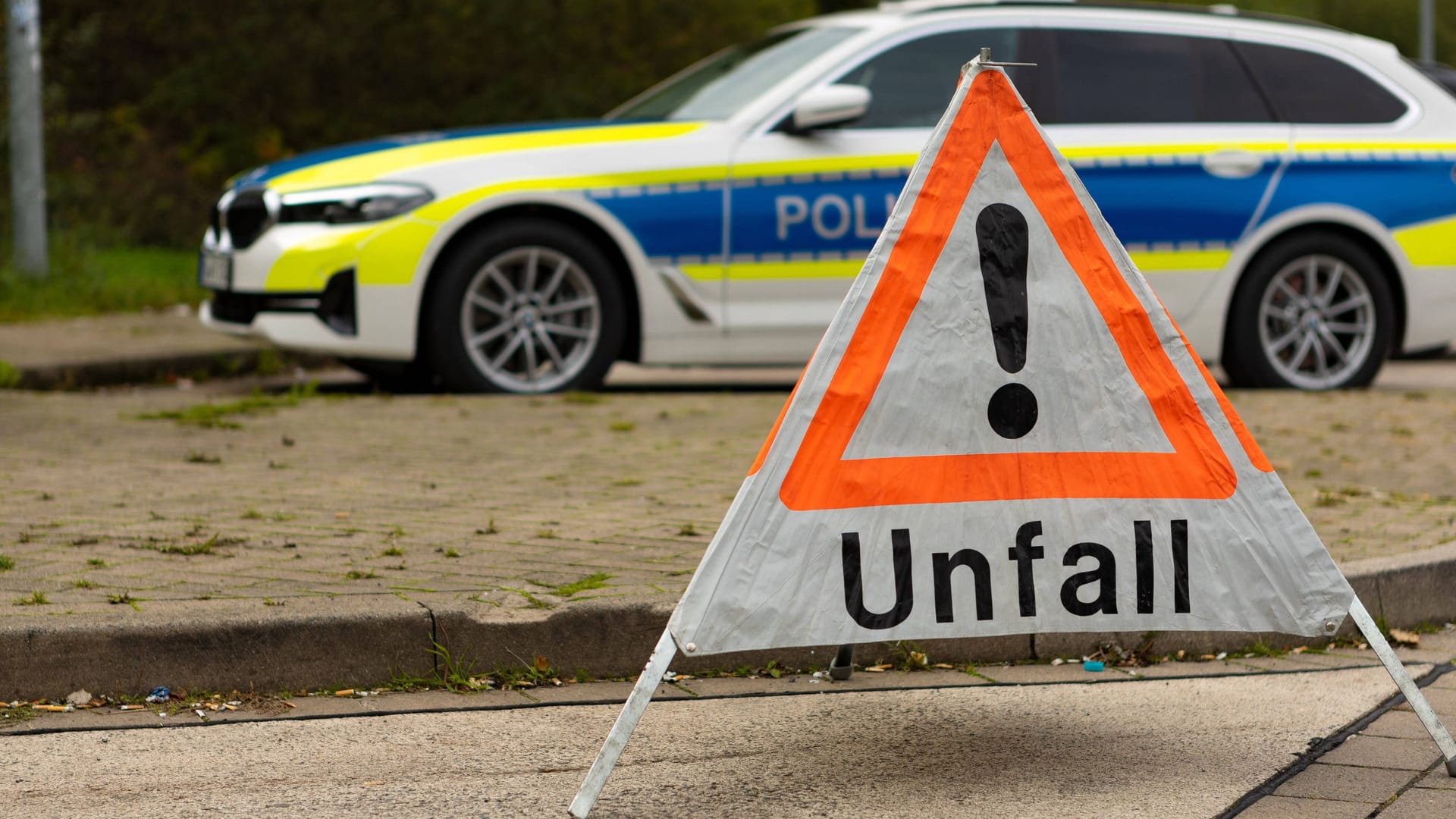 Ein Warndreieck der Polizei (Symbolbild): Auf der A57 sind mehrere Fahrzeuge ineinander gefahren. Vier Menschen wurden verletzt. Ein Warndreieck der Polizei (Symbolbild): Auf der A57 sind mehrere Fahrzeuge ineinander gefahren. Vier Menschen wurden verletzt.