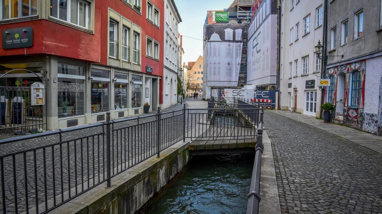 Die Altstadt in Augsburg (Archivbild): Ein 58-jähriger Mann hortete in der Stadt so viel Diebesgut, dass die Statik seines Hauses gefährdet wurde.