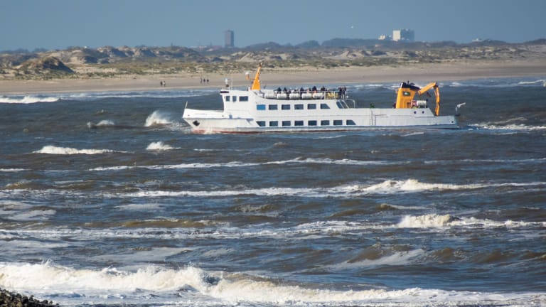 Fähre an der Nordseeinsel Norderney (Archivbild): An der Küste werden Windgeschwindigkeiten von bis zu 100 Kilometer pro Stunde erwartet.