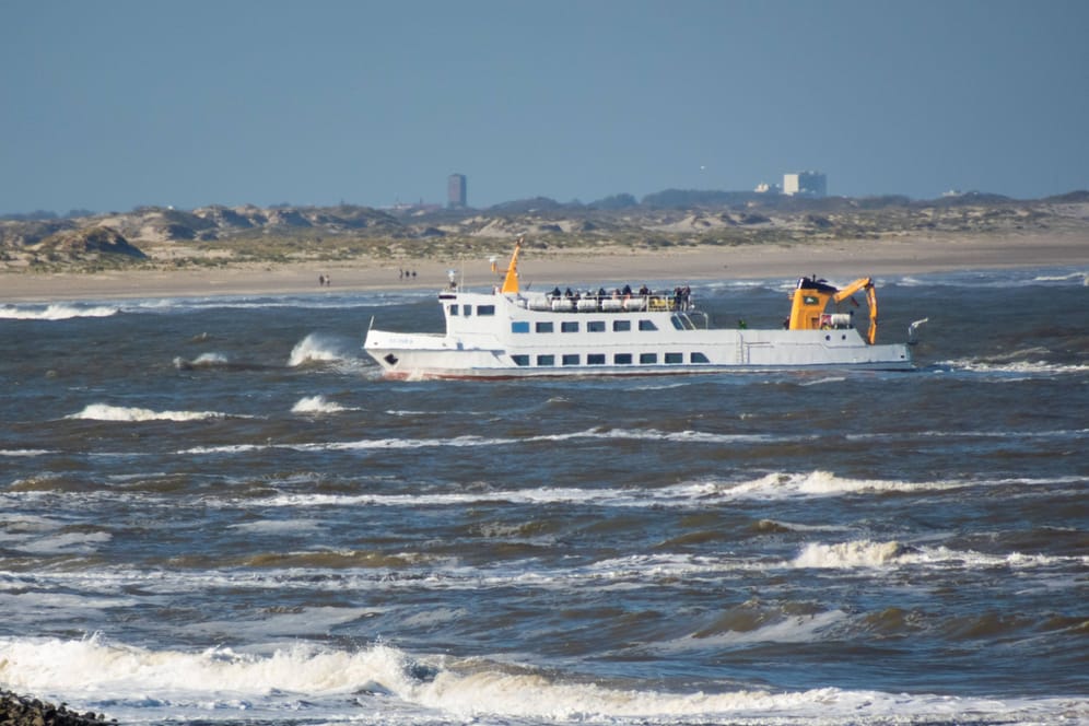Fähre an der Nordseeinsel Norderney (Archivbild): An der Küste werden Windgeschwindigkeiten von bis zu 100 Kilometer pro Stunde erwartet.