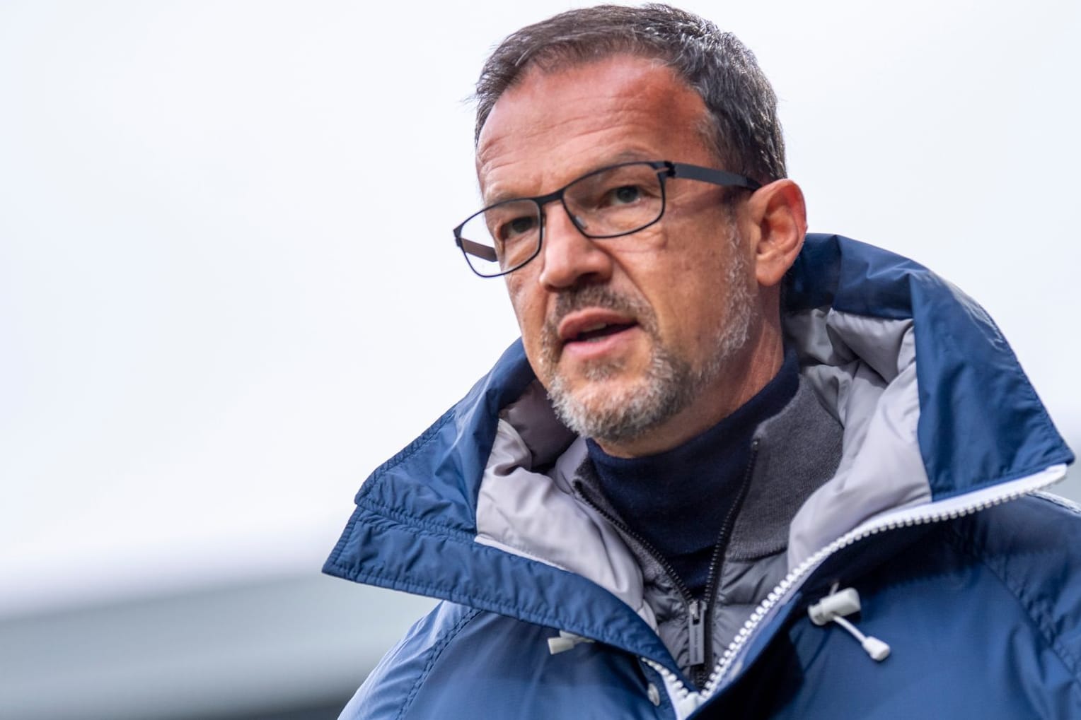 Fredi Bobic: Der Hertha-Verantwortliche ist nicht glücklich mit dem Video-Schiedsrichter.