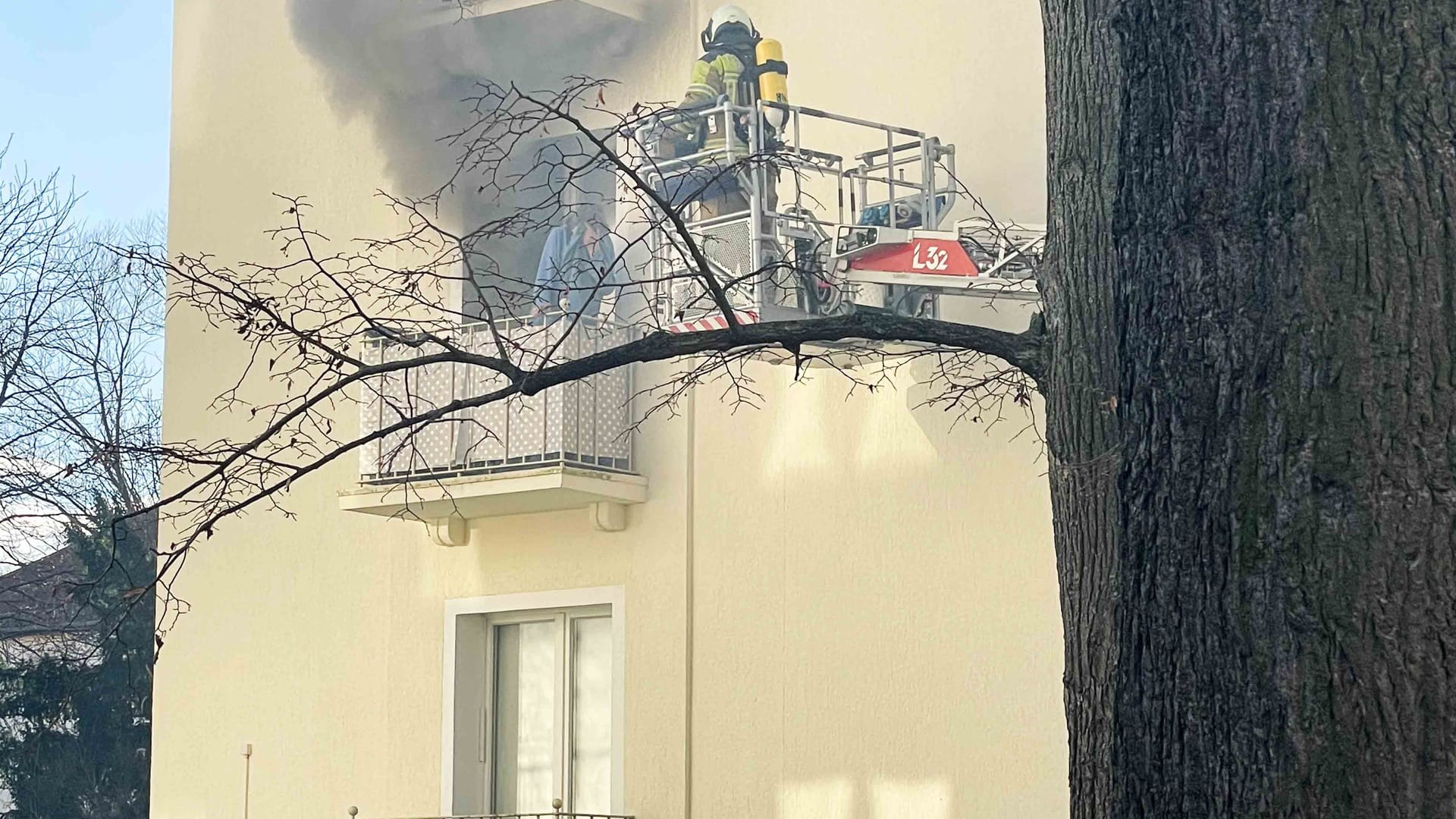 Frau steht auf Balkon von qualmender Wohnung: Als die Feuerwehrleute eintrafen, war eine sichere Rettung nur noch über den Balkon möglich. Frau steht auf Balkon von qualmender Wohnung: Als die Feuerwehrleute eintrafen, war eine sichere Rettung nur noch über den Balkon möglich.
