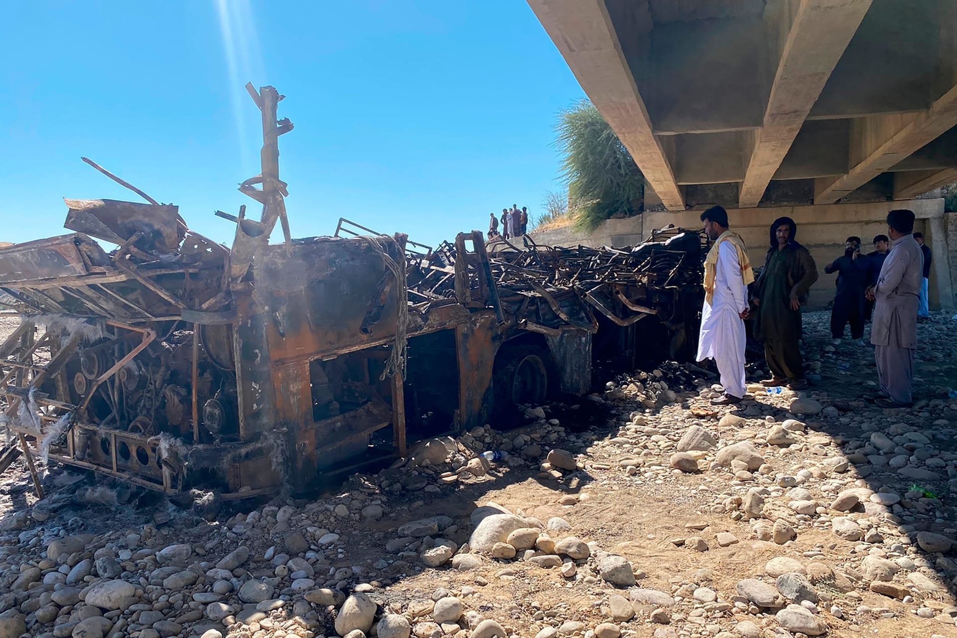 Busunglück in Pakistan: 40 Menschen starben, als ein Bus in der Provinz Balutschistan in eine Schlucht stürzte.