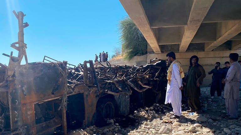 Busunglück in Pakistan: 40 Menschen starben, als ein Bus in der Provinz Balutschistan in eine Schlucht stürzte.