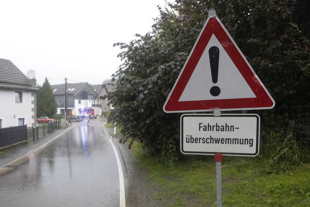 Schild mit der Aufschrift Fahrbahnüberschwemmung (Symbolbild): Die Wetterlage soll bis in die frühen Morgenstunden anhalten.