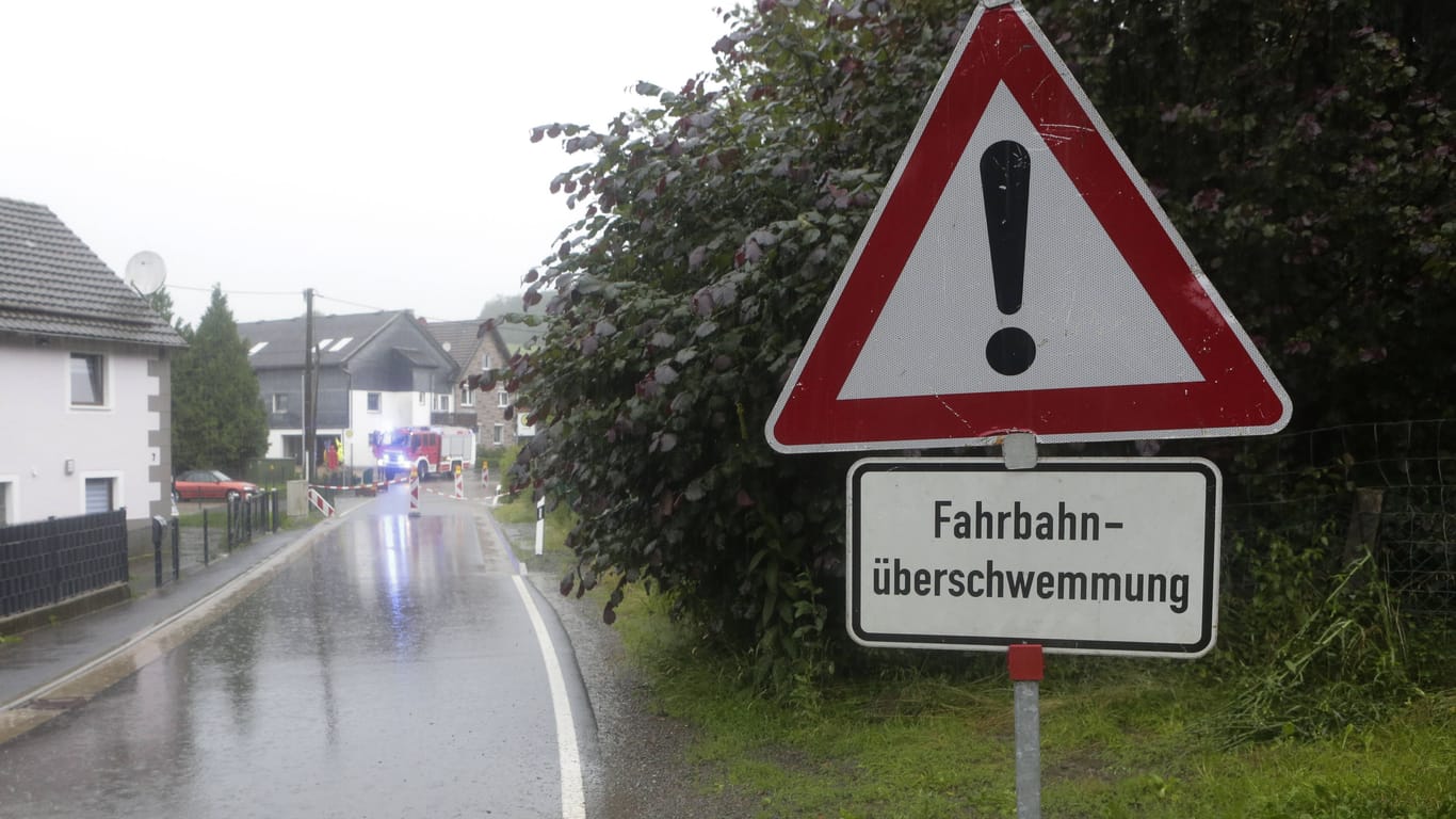 Schild mit der Aufschrift Fahrbahnüberschwemmung (Symbolbild): Die Wetterlage soll bis in die frühen Morgenstunden anhalten.