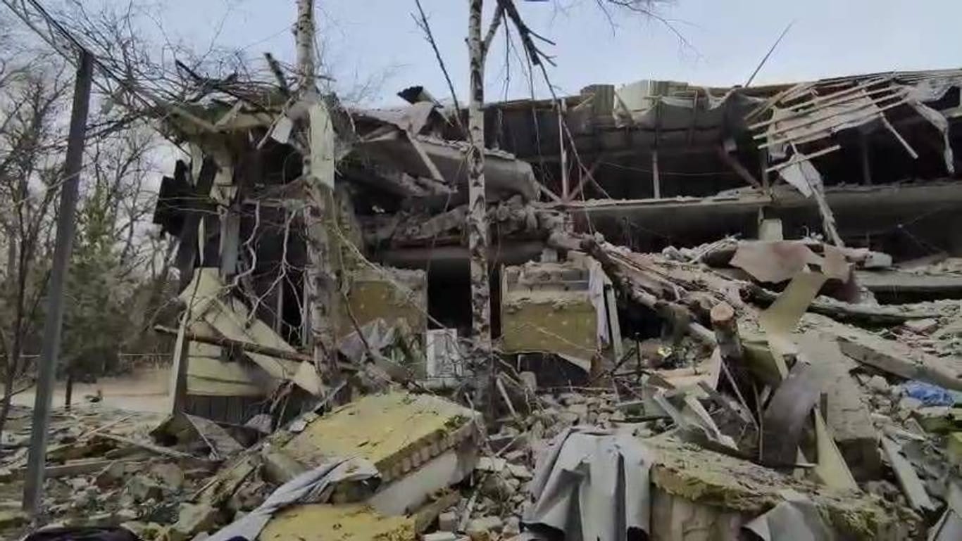 Trümmepersonaes Gebäudes in Luhansk, das nach russischen Angaben ein Krankenhaus war.