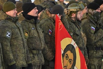 Russische Reservisten bei der Mobilmachung am 6. Januar in Omsk: Nach ukrainischen Geheimdienstinformationen plant Wladimir Putin 500.000 weitere Soldaten in den Krieg zu schicken.
