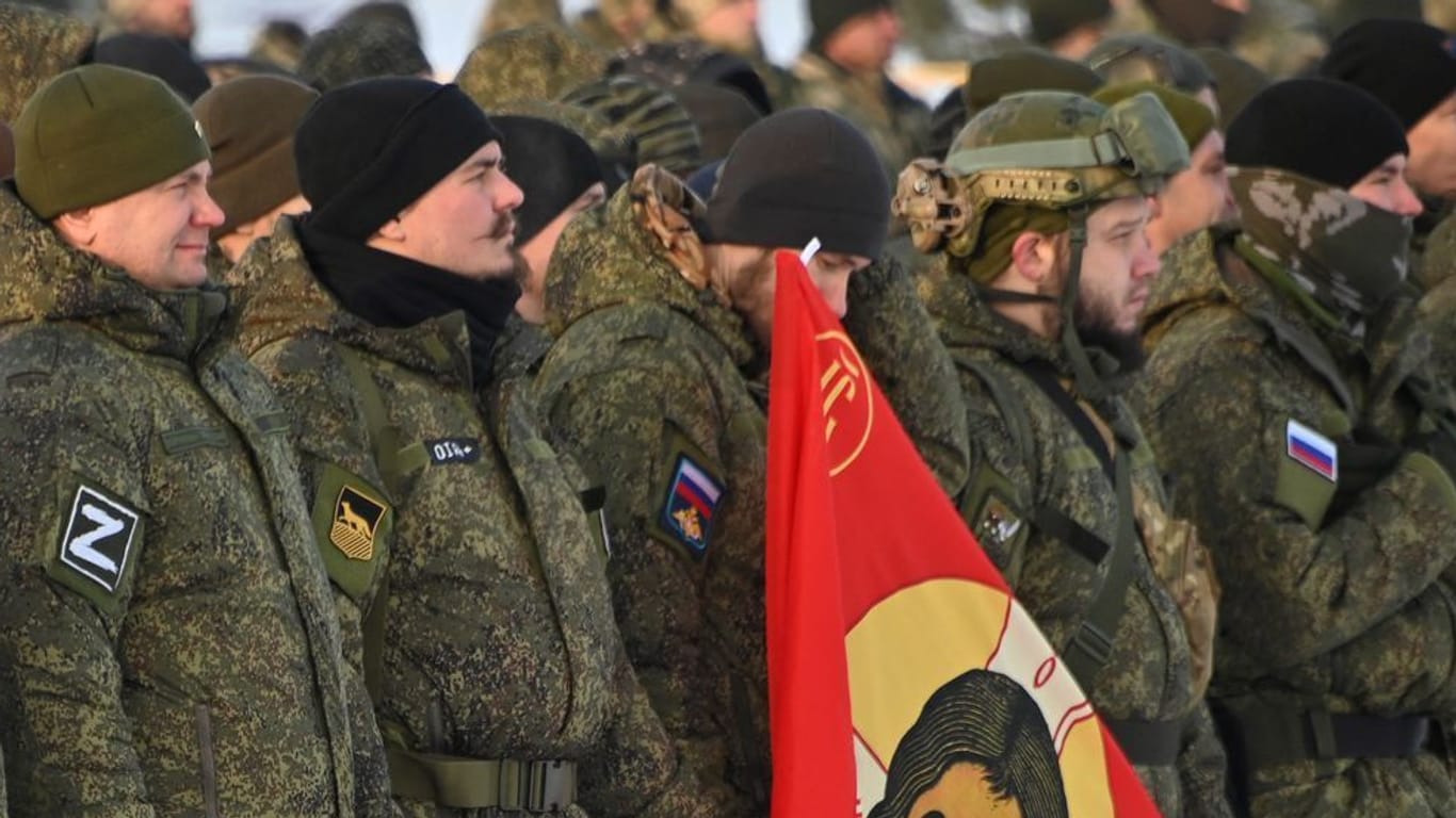 Russische Reservisten bei der Mobilmachung am 6. Januar in Omsk: Nach ukrainischen Geheimdienstinformationen plant Wladimir Putin 500.000 weitere Soldaten in den Krieg zu schicken.