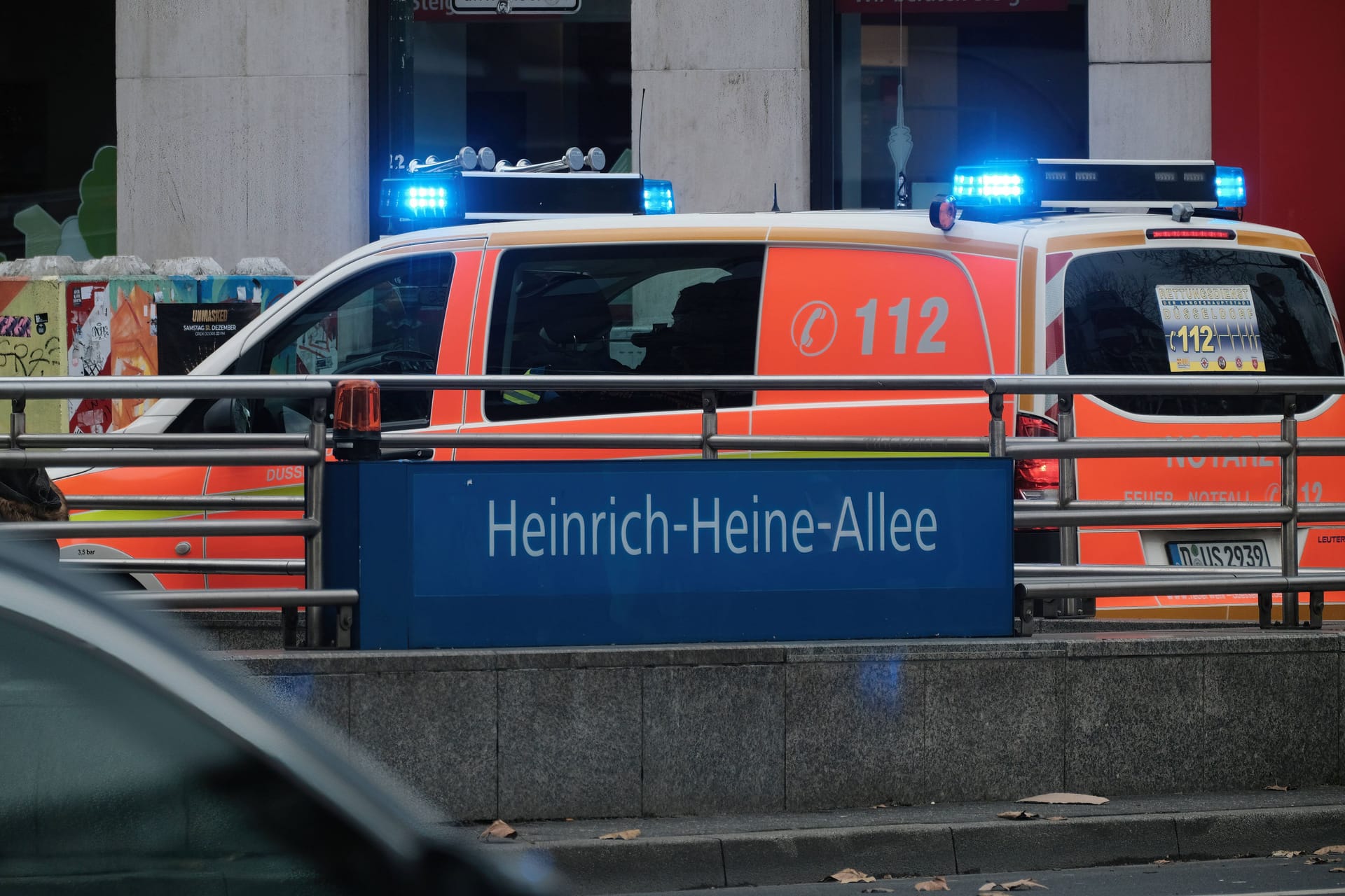 Ein Krankenwagen in Düsseldorf (Symbolbild): Die Polizei spricht vom einem plötzlichen Angriff.