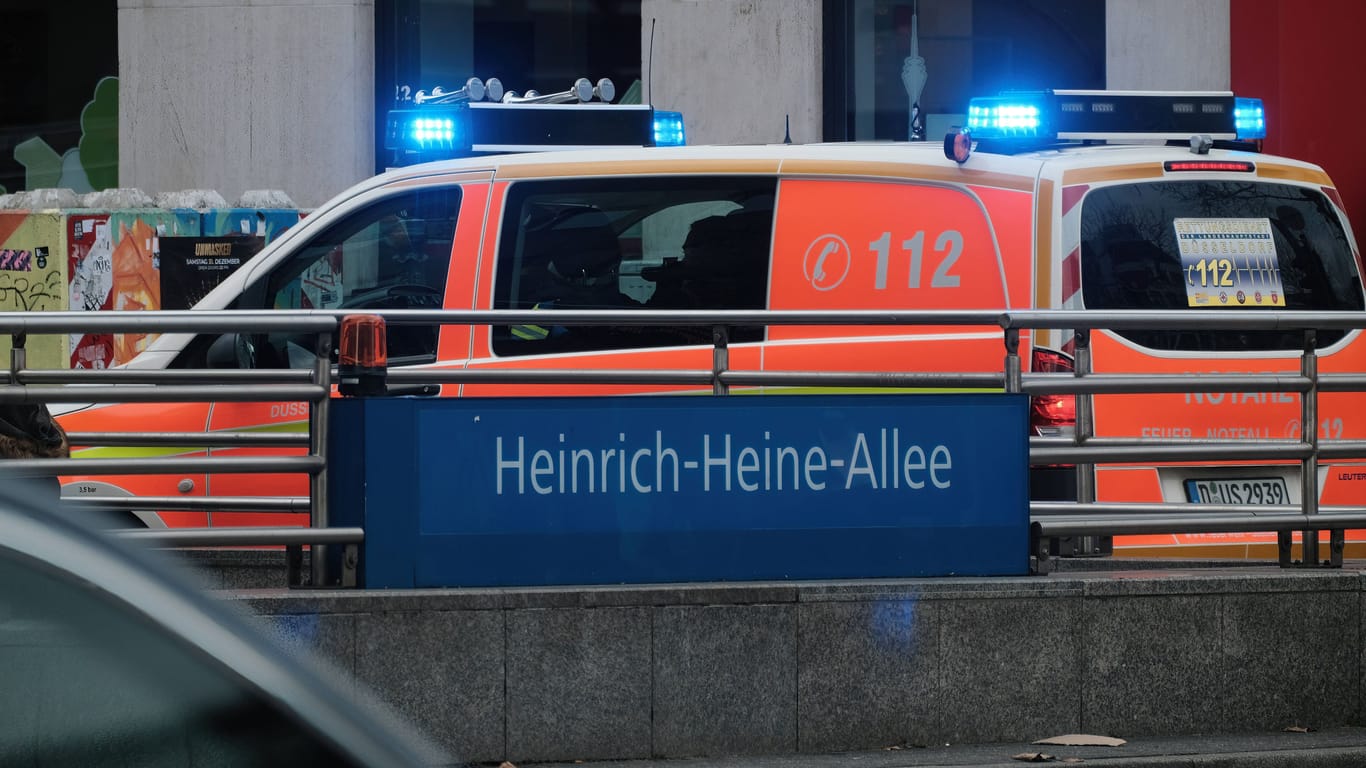 Ein Krankenwagen in Düsseldorf (Symbolbild): Die Polizei spricht vom einem plötzlichen Angriff.