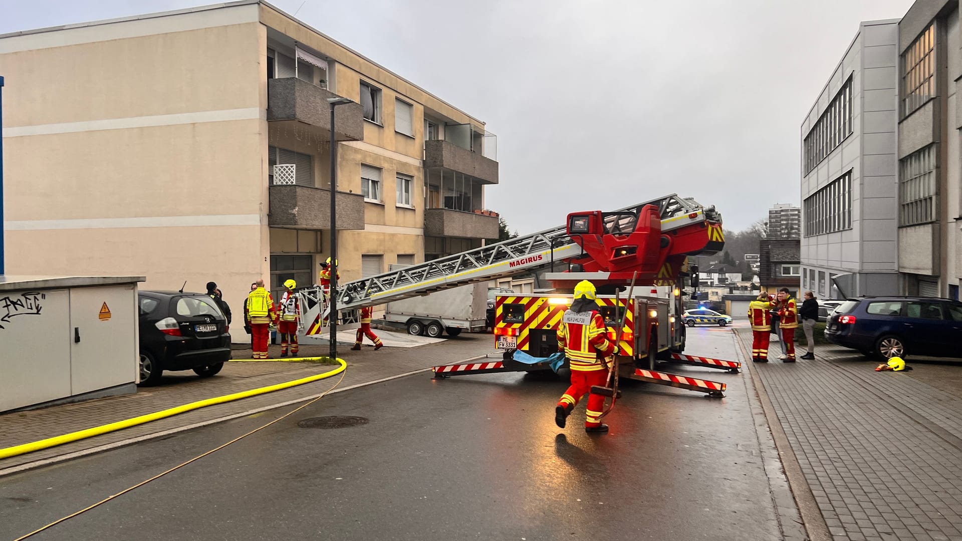 Feuerwehr am Haus: Das Paar musste mit einer Drehleiter vom Balkon geholt werden, während sich der mutmaßliche Täter widerstandslos festnehmen ließ.