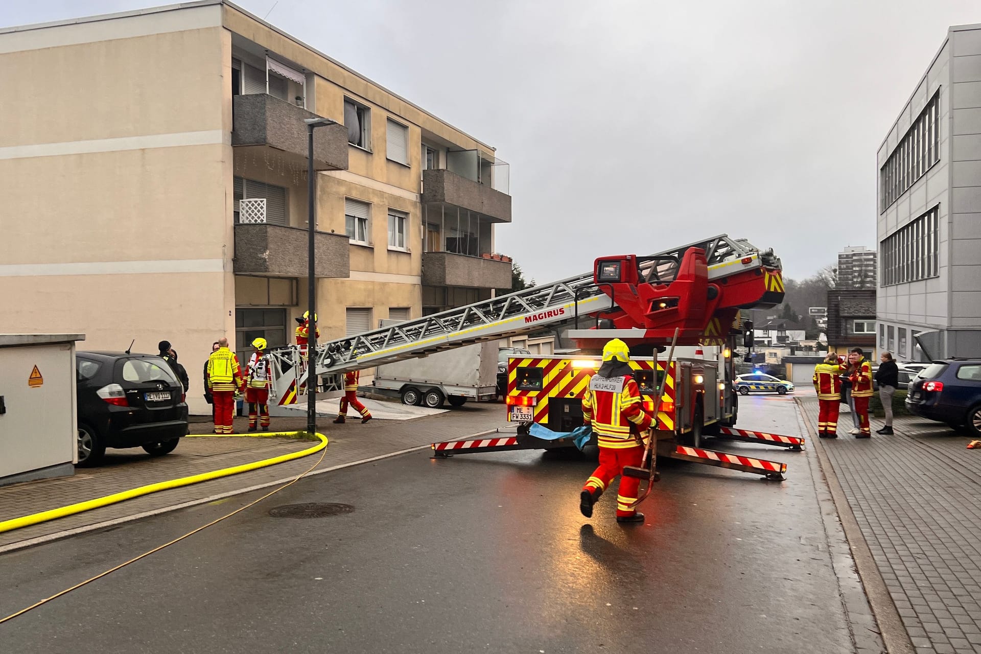 Feuerwehr am Haus: Das Paar musste mit einer Drehleiter vom Balkon geholt werden, während sich der mutmaßliche Täter widerstandslos festnehmen ließ.