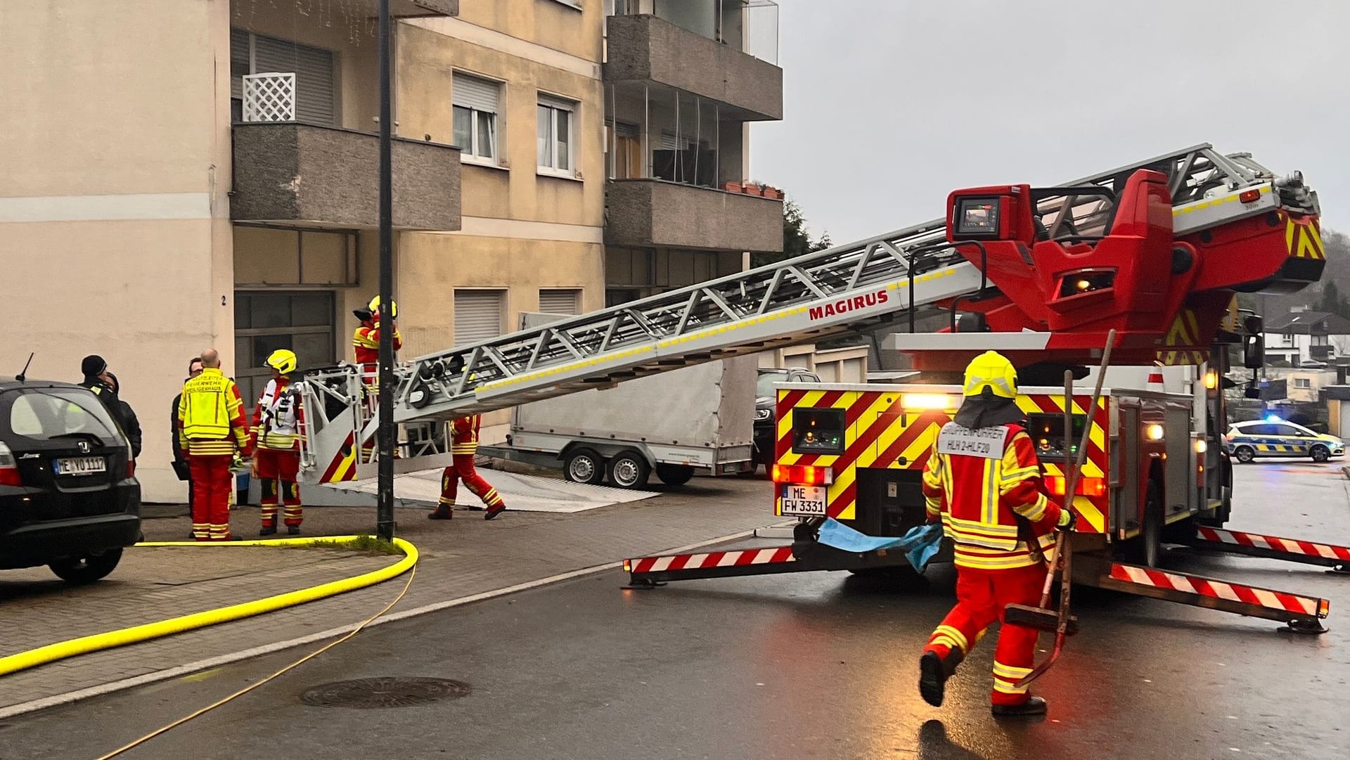 Feuerwehr am Haus: Das Paar musste mit einer Drehleiter vom Balkon geholt werden, während sich der mutmaßliche Täter widerstandslos festnehmen ließ.