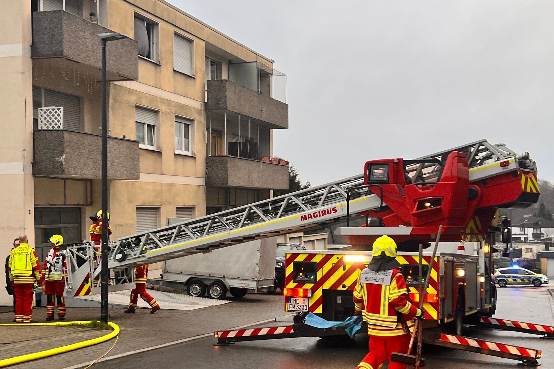 Feuerwehr am Haus: Das Paar musste mit einer Drehleiter vom Balkon geholt werden, während sich der mutmaßliche Täter widerstandslos festnehmen ließ.