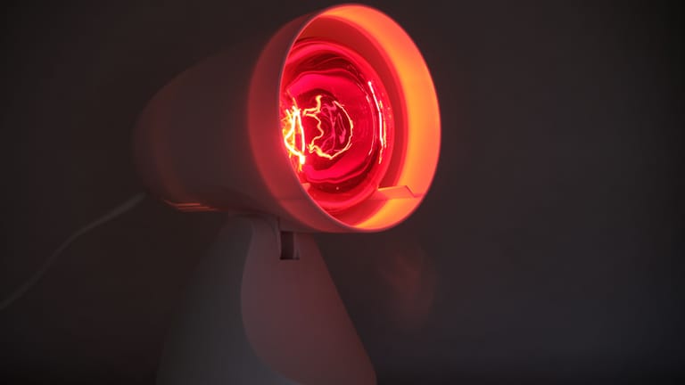 Rotlichtlampen im Vergleich: Diese Modelle eigenen sich zur Behandlung von Beschwerden bei Erkältungen und Verspannungen.