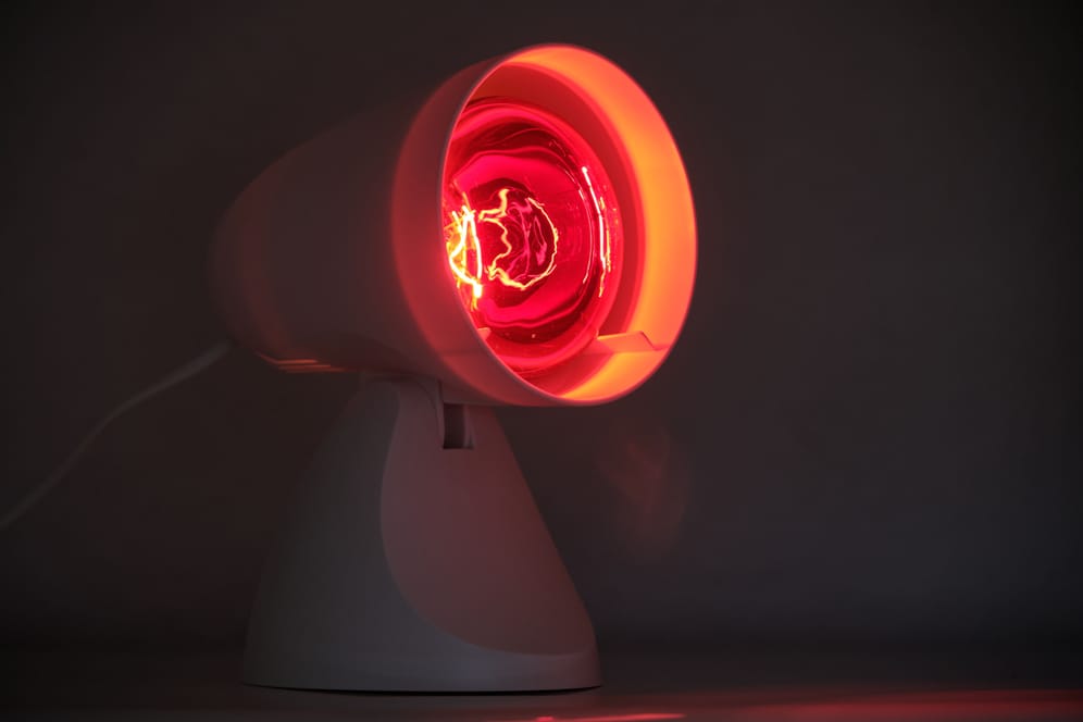 Rotlichtlampen im Vergleich: Diese Modelle eigenen sich zur Behandlung von Beschwerden bei Erkältungen und Verspannungen.