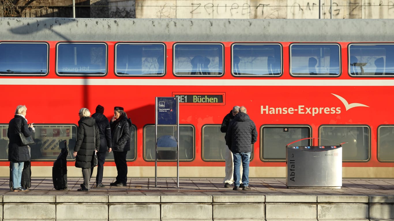 Ein Zug der Deutschen Bahn in Richtung Büchen steht auf einem Gleis am Hauptbahnhof Hamburg: Am Morgen kam es zu Verspätungen.