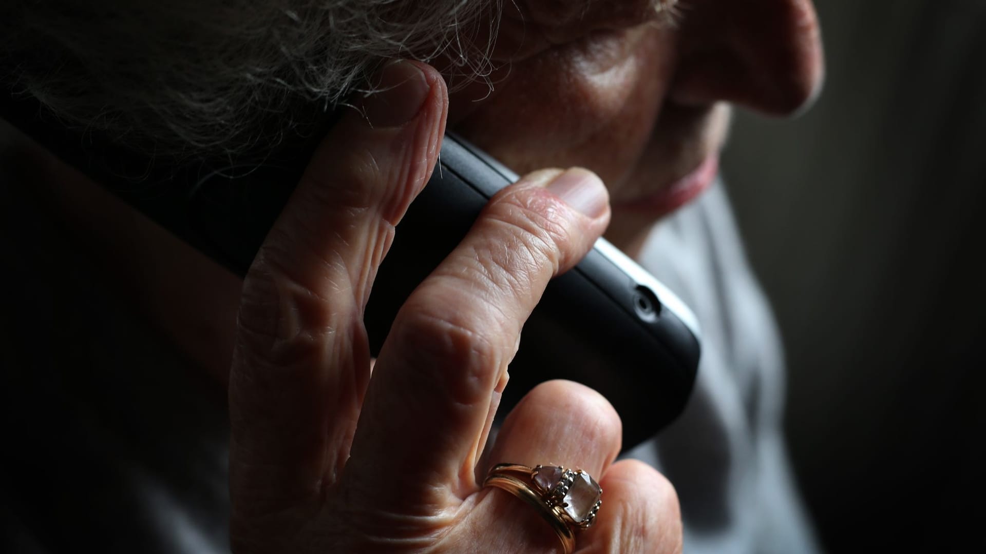 Eine ältere Frau telefoniert mit einem schnurlosen Festnetztelefon: Immer mehr Senioren werden Opfer von Schockanrufen.