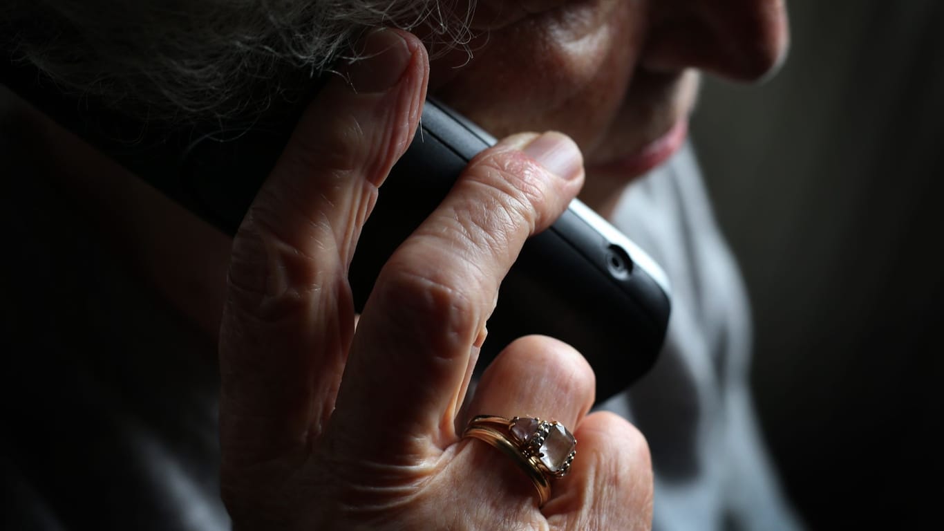 Eine ältere Frau telefoniert mit einem schnurlosen Festnetztelefon: Immer mehr Senioren werden Opfer von Schockanrufen.